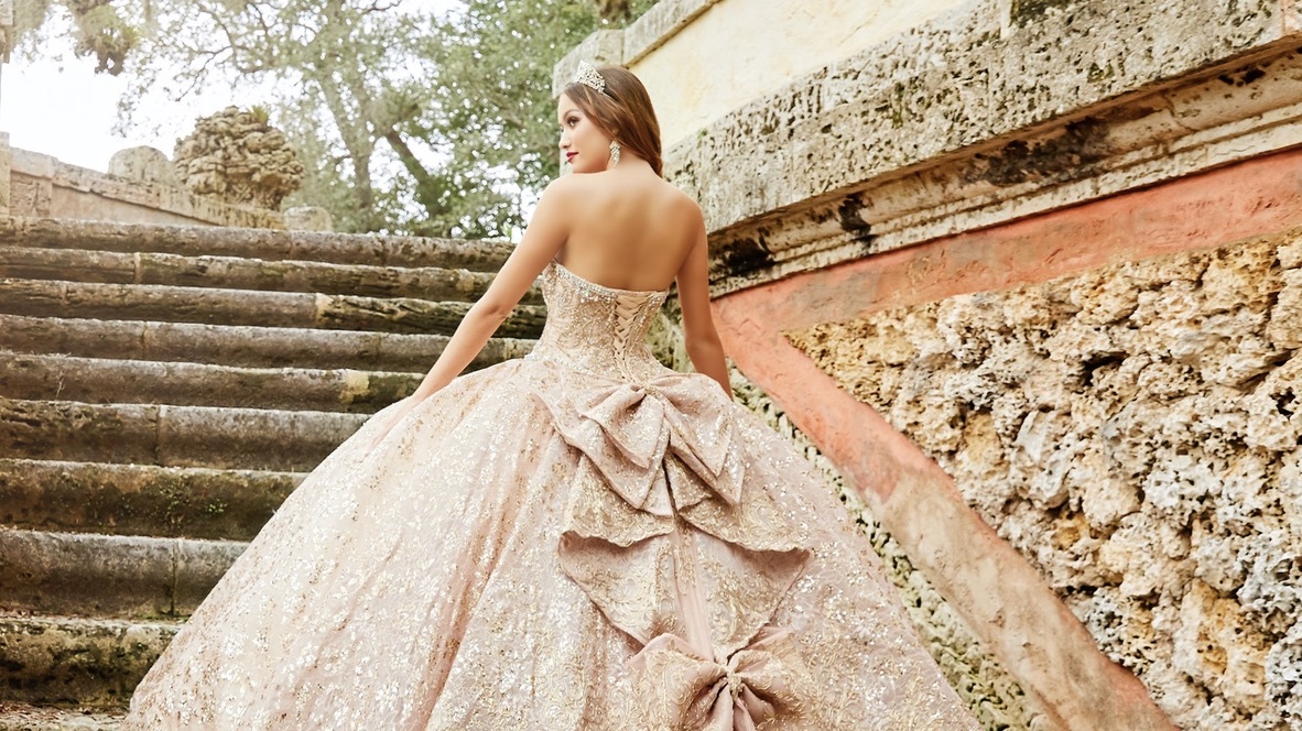 Poses You'll Want to Capture in Your Quince Photoshoot Desktop Image